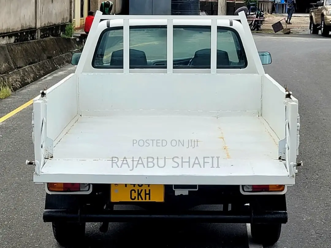 Toyota Hilux 2000 White