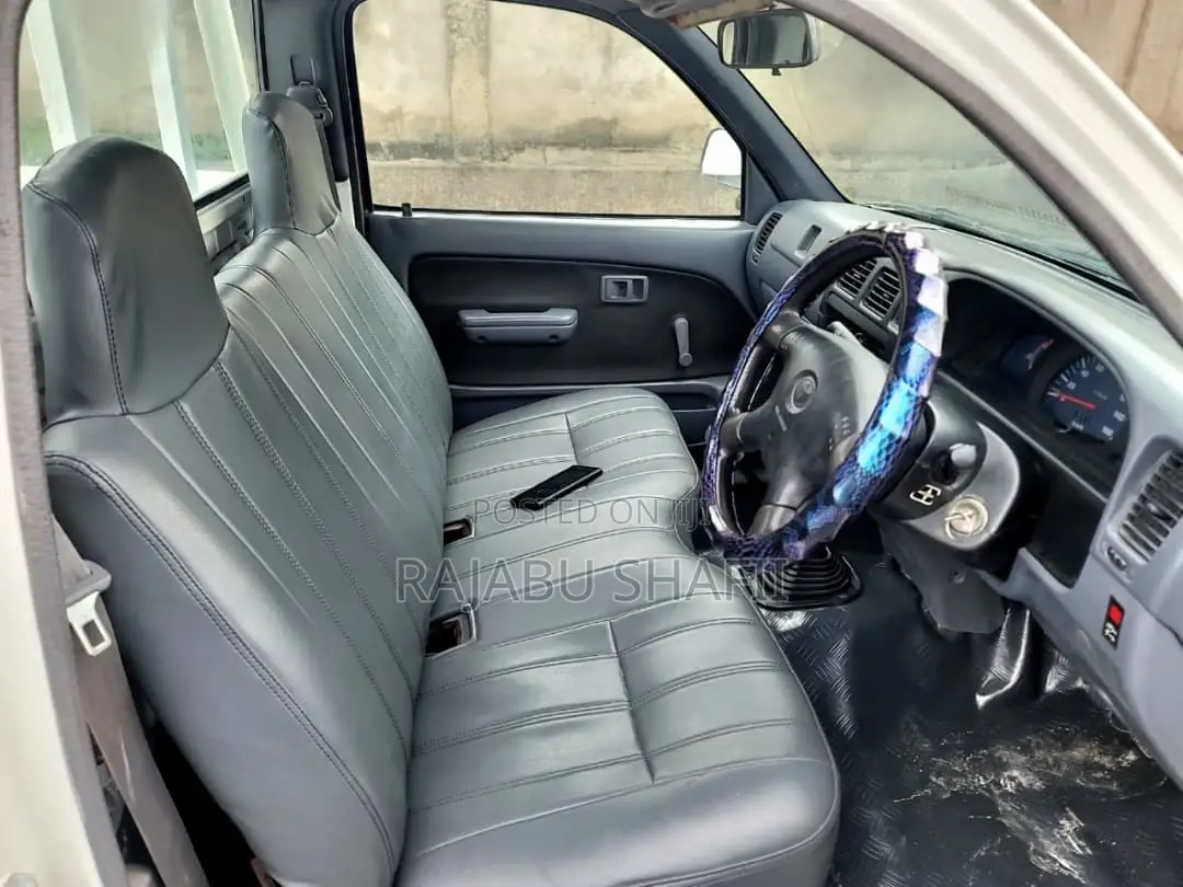 Toyota Hilux 2000 White