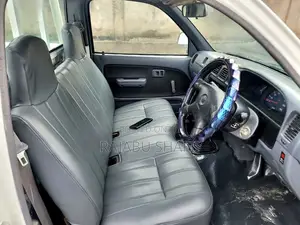 Toyota Hilux 2000 White