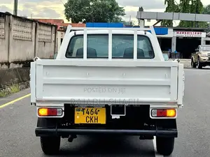 Toyota Hilux 2000 White