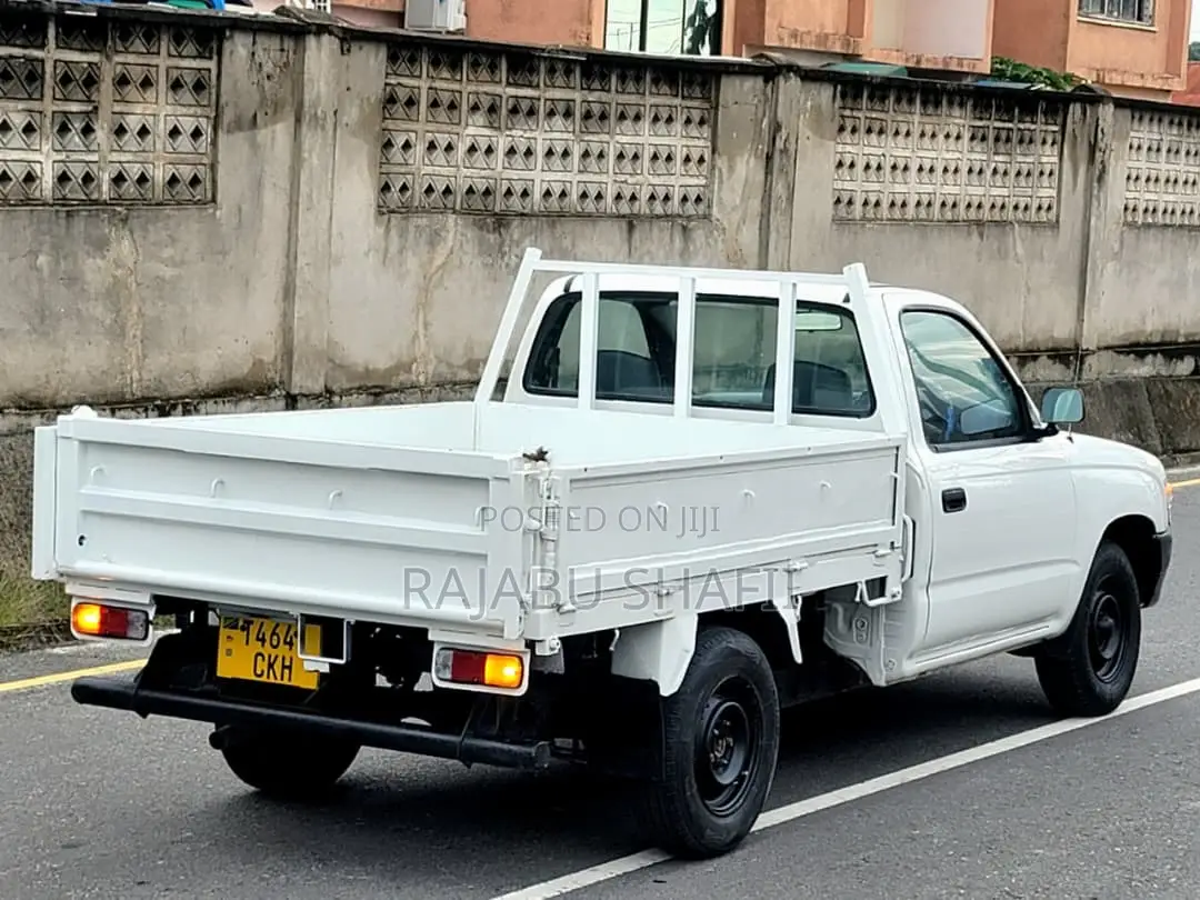 Toyota Hilux 2000 White