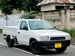 Toyota Hilux 2000 White