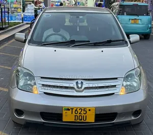 Toyota IST 2004 Silver
