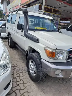 Toyota Land Cruiser 2010 White