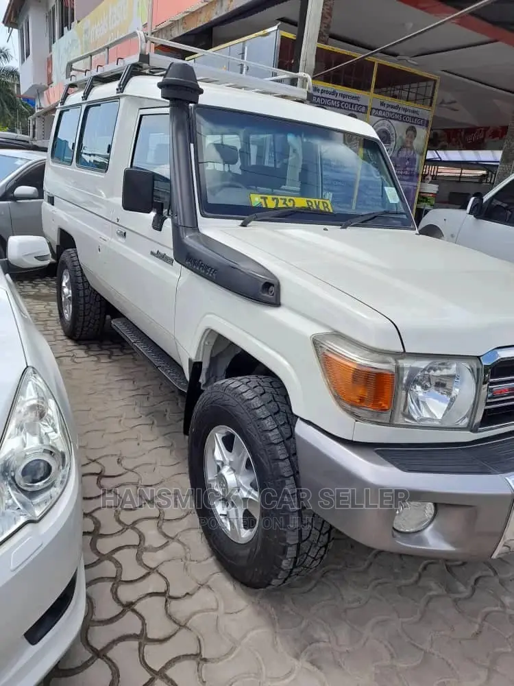 Toyota Land Cruiser 2010 White