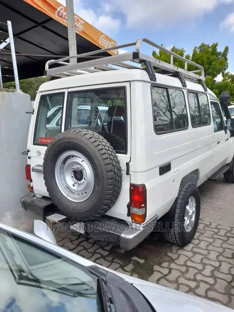 Toyota Land Cruiser 2010 White