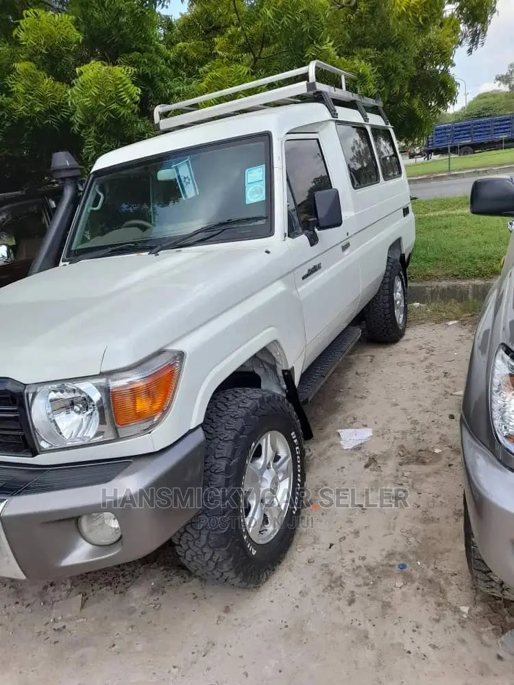 Toyota Land Cruiser 2010 White