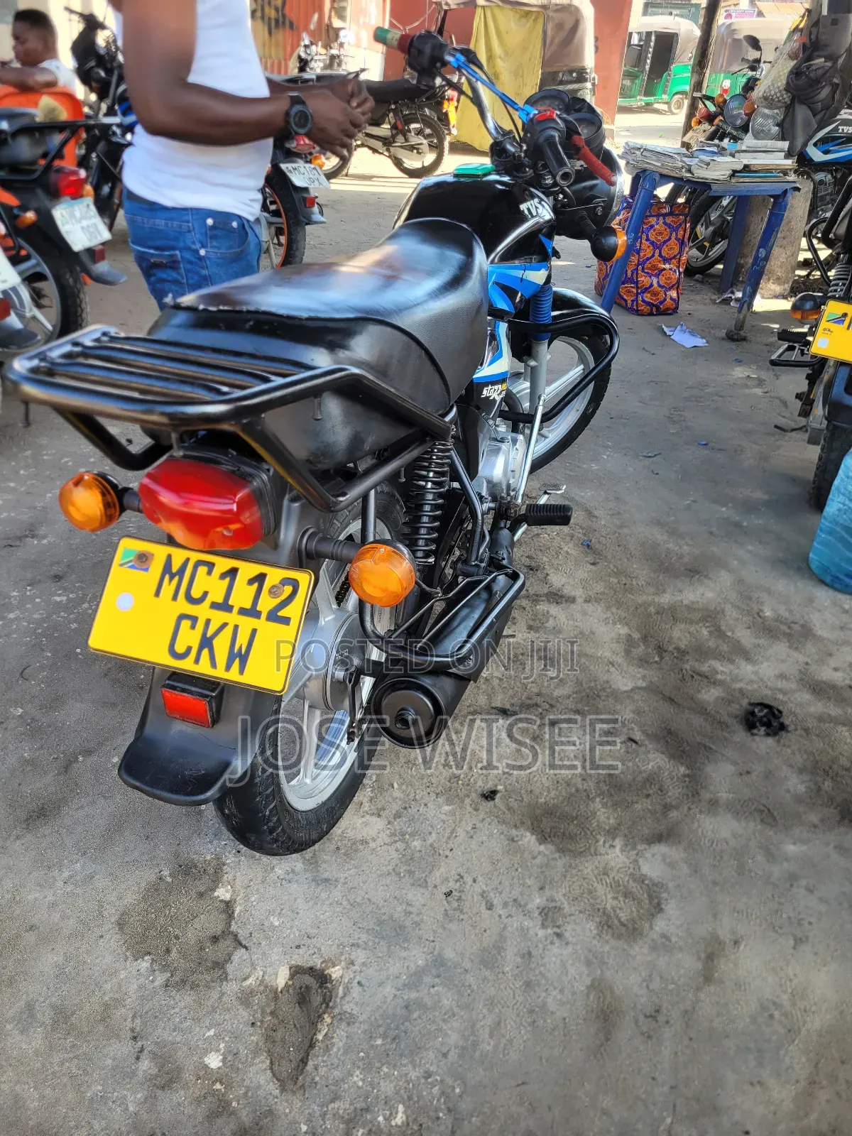 TVS HLX 125 2025 Black