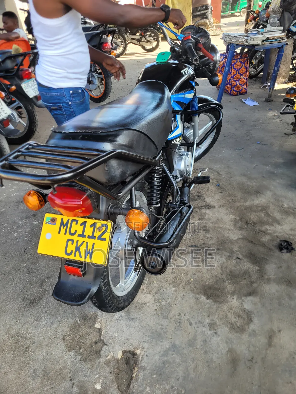 TVS HLX 125 2025 Black