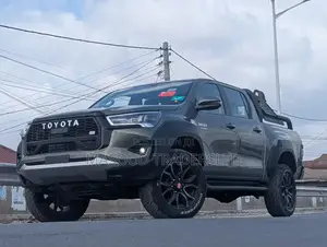 Toyota Hilux 2024 Gray