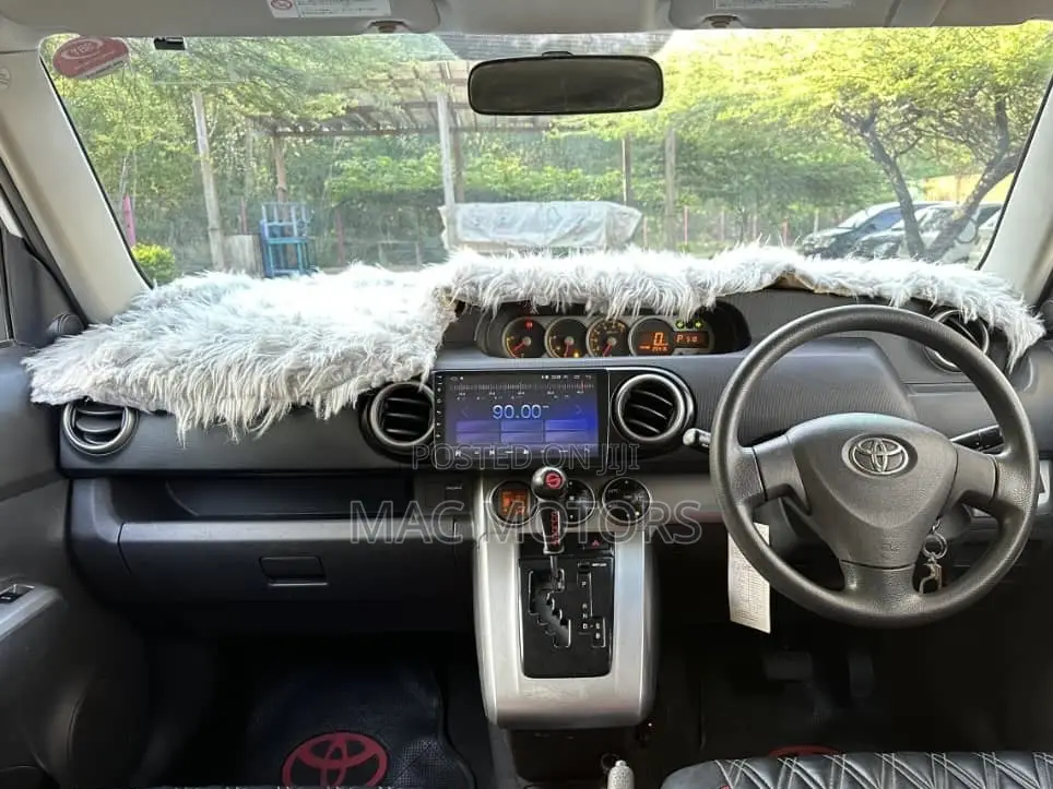 Toyota Corolla Rumion 2010 White