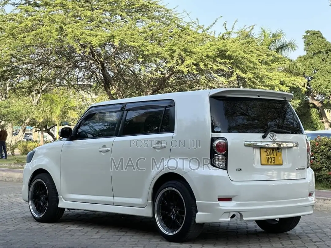 Toyota Corolla Rumion 2010 White