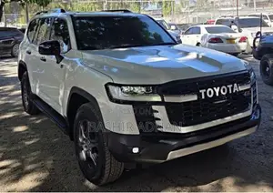 Toyota Land Cruiser LC300 2023 White