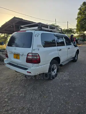 Toyota Land Cruiser 2000 White