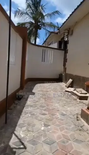 3bdrm House in Makongorosi for sale