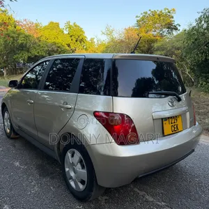 Toyota IST 2004 Gold