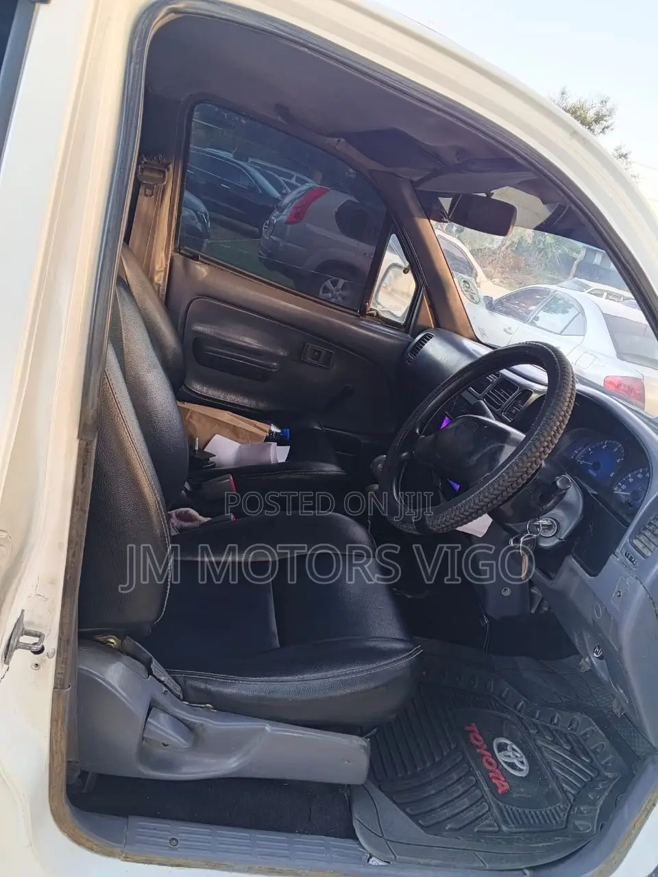 Toyota Hilux 2001 White