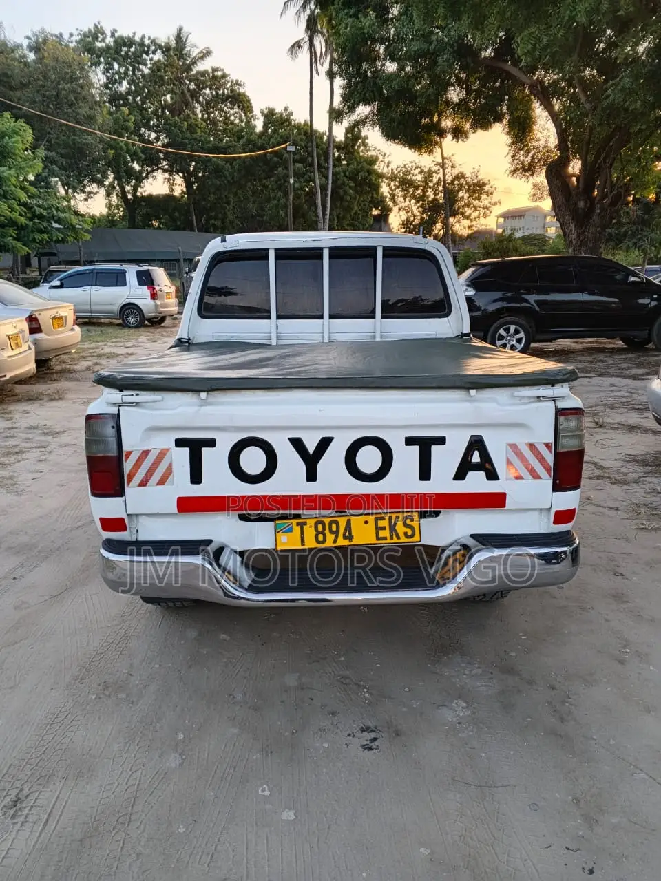 Toyota Hilux 2001 White