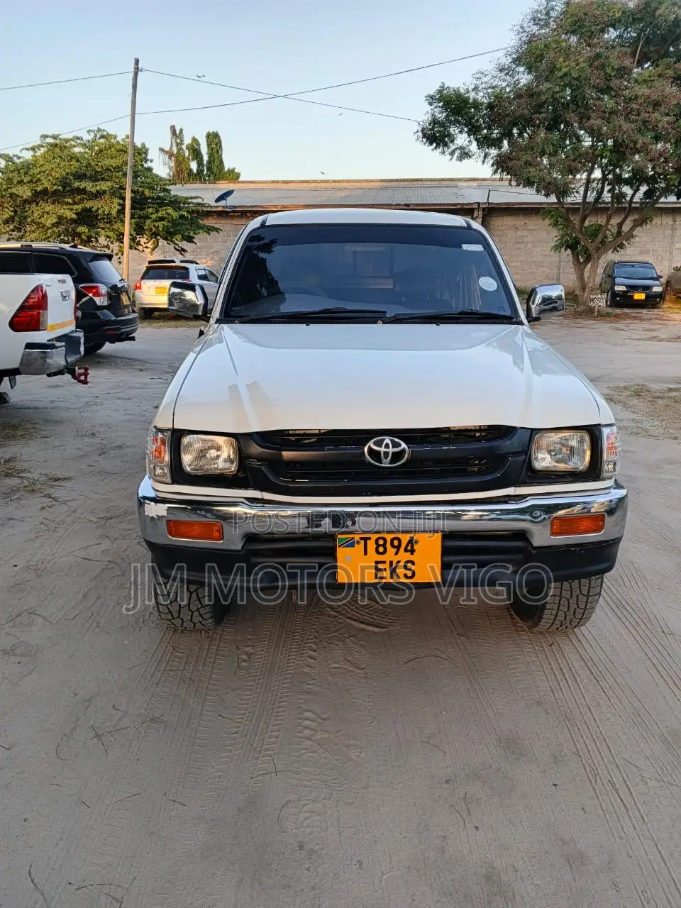 Toyota Hilux 2001 White