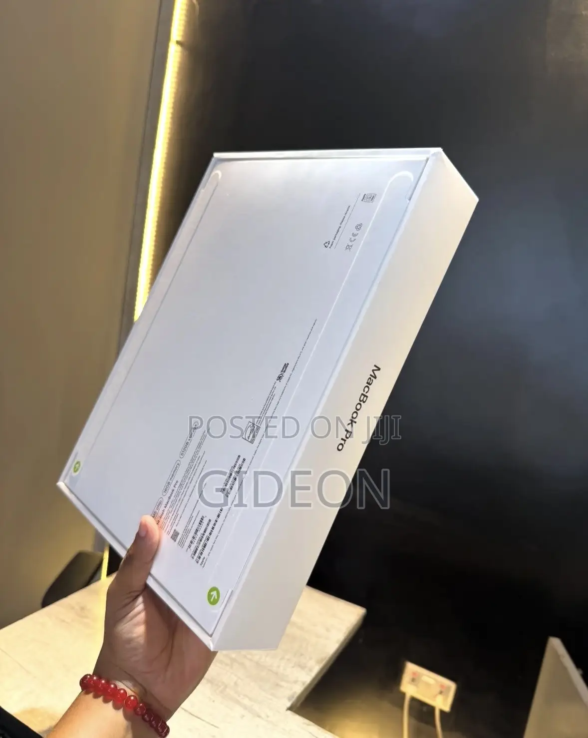 New Laptop Apple Macbook Pro 2025 M5 14-inch 16GB Apple M5 SSD 512GB