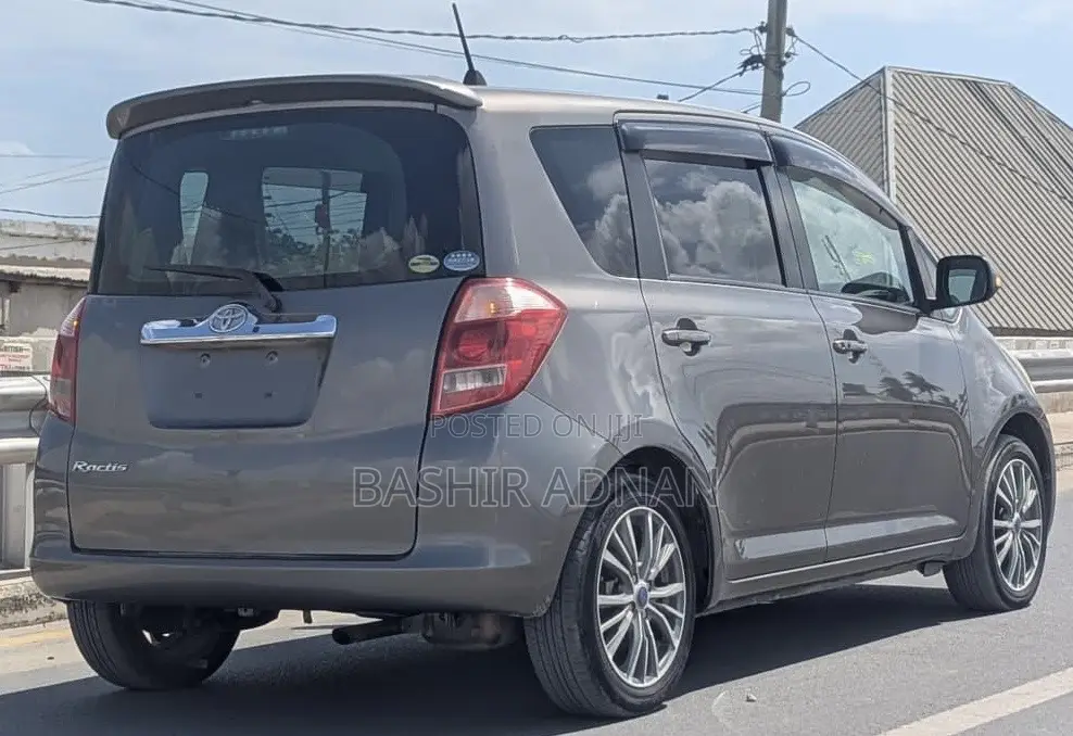 Toyota Ractis 1.5 FWD 2006 Gray
