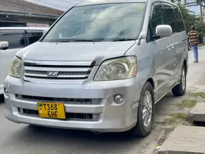 Toyota Noah 2.0 FWD (8 Seater) 2005 Silver