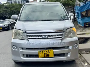 Toyota Noah 2.0 FWD (8 Seater) 2005 Silver
