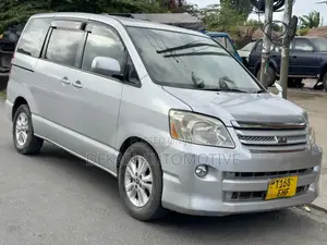 Toyota Noah 2.0 FWD (8 Seater) 2005 Silver