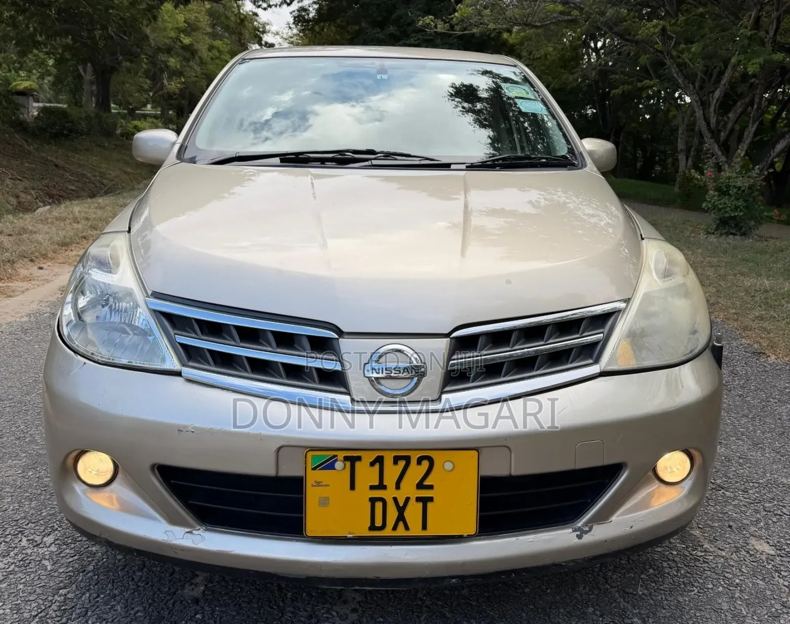 Nissan Tiida 2010 Gold