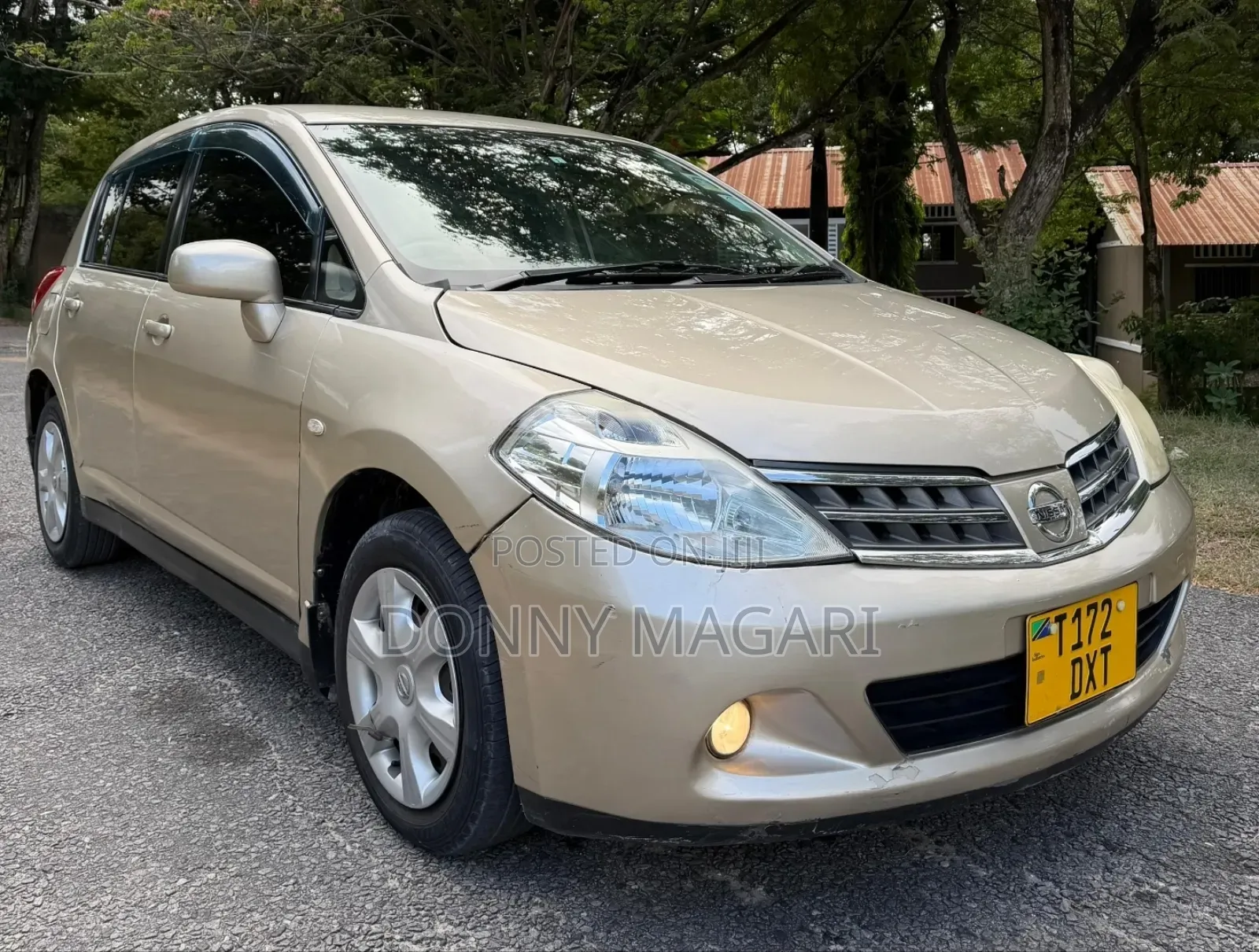 Nissan Tiida 2010 Gold
