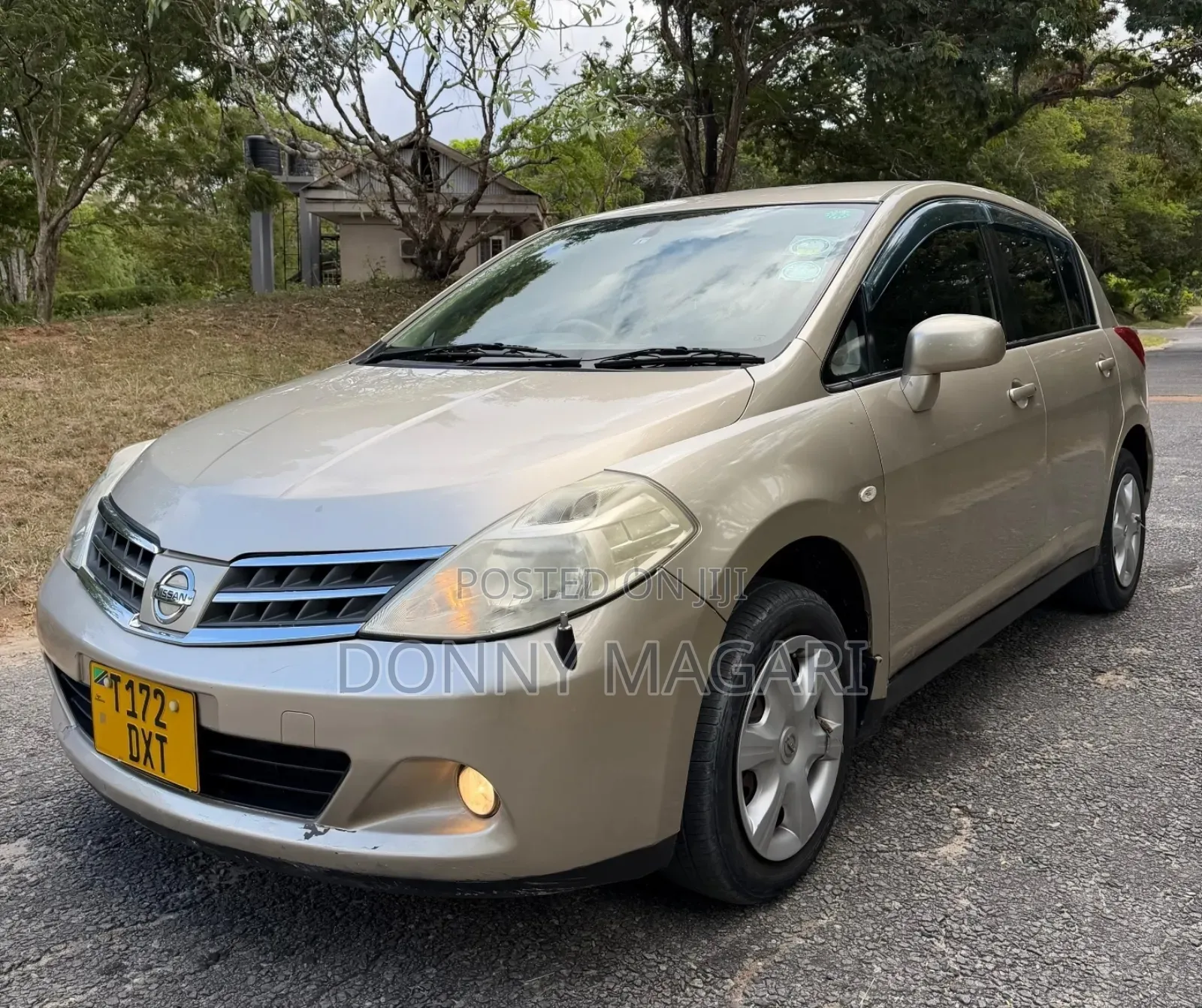 Nissan Tiida 2010 Gold