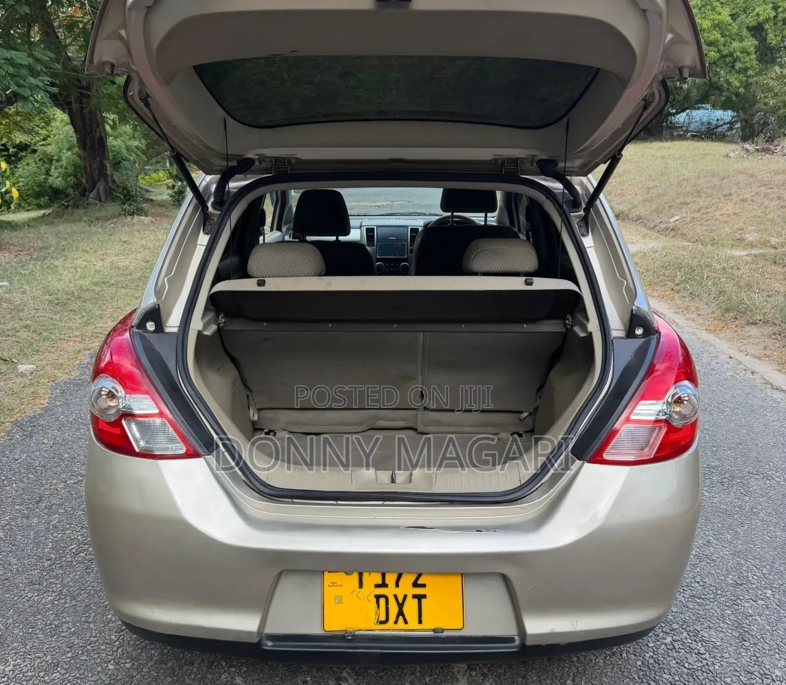 Nissan Tiida 2010 Gold