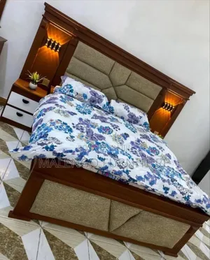 Kitanda Cha Mbao Kilicho Covered Na Sofa