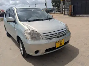 Toyota Raum 2005 Silver