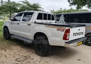 Toyota Hilux 2013 White