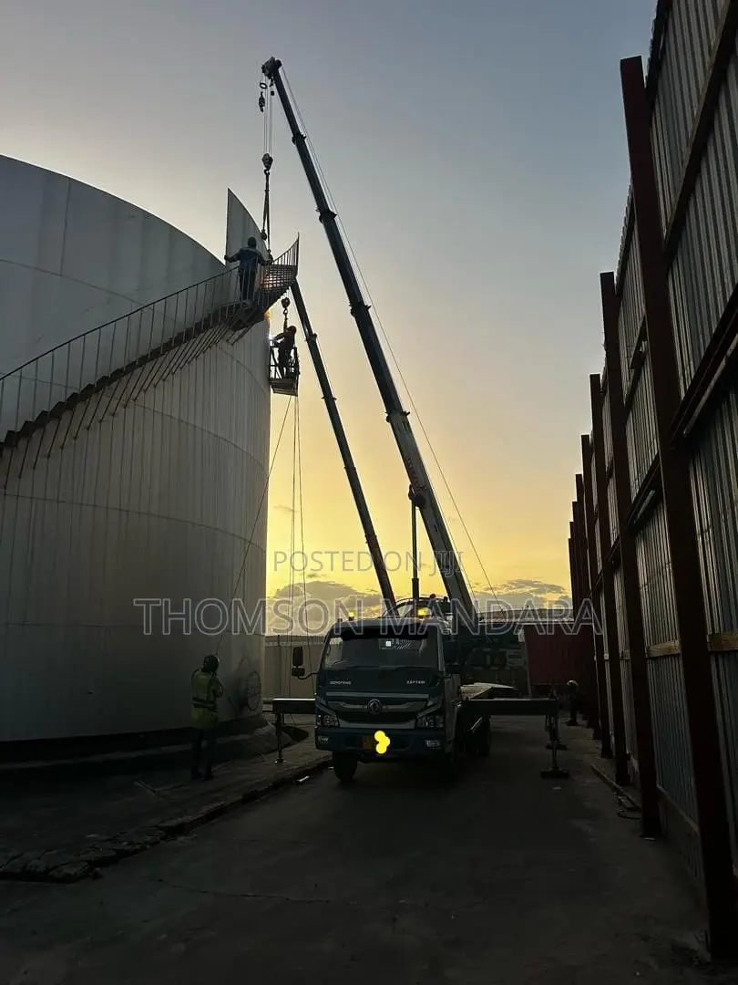 New Dong Feng Truck With Crane