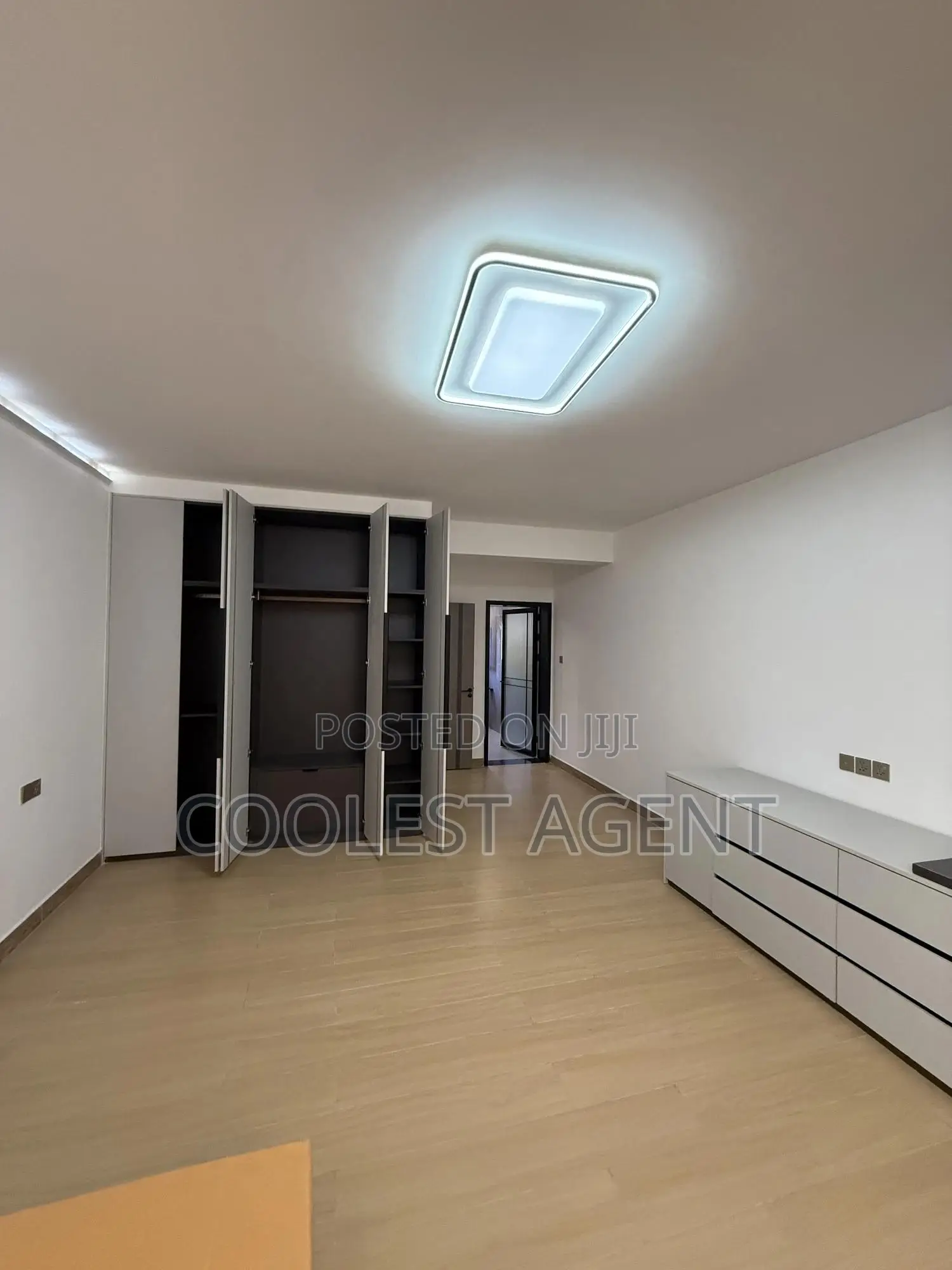 3bdrm Apartment in Coolest Estate, Oyster Bay for sale