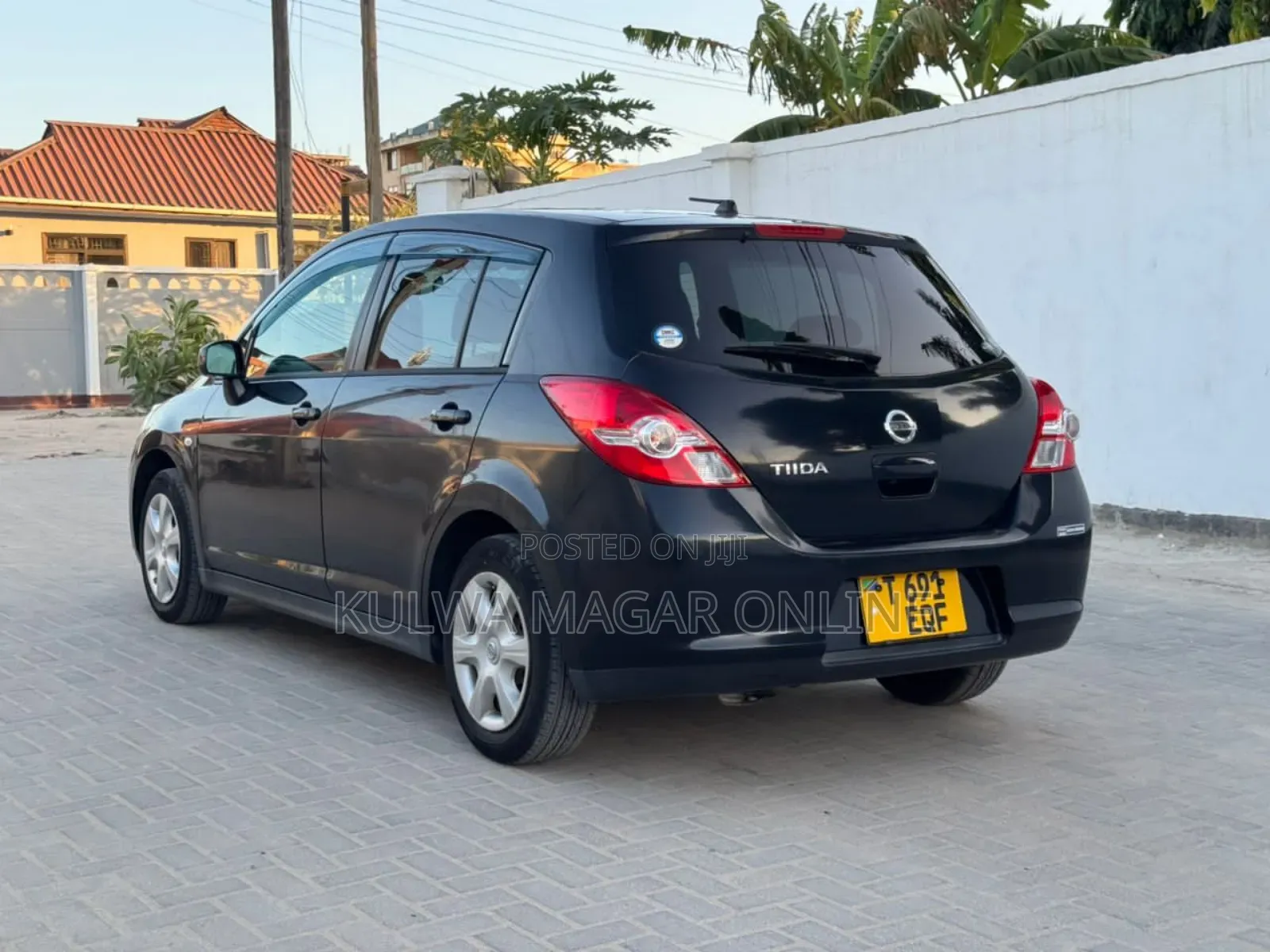 Nissan Tiida 2010 Black