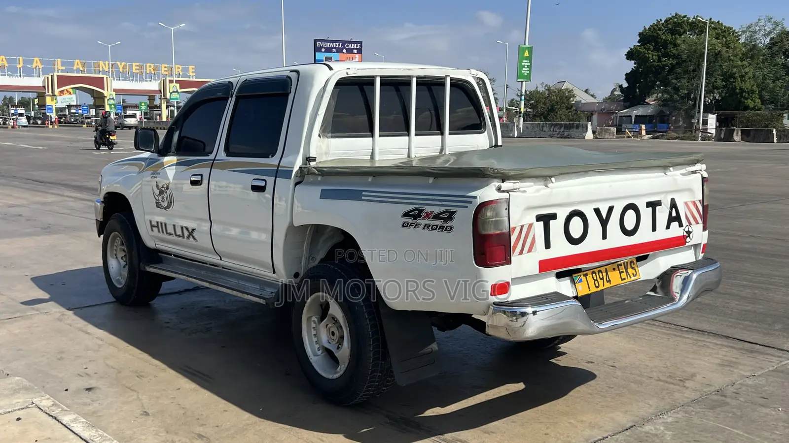 Toyota Hilux 2001 White