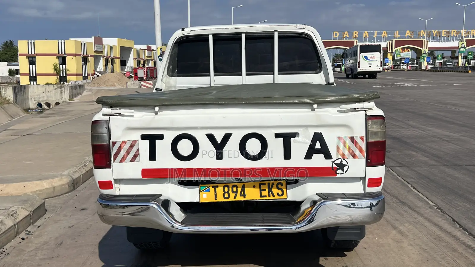 Toyota Hilux 2001 White