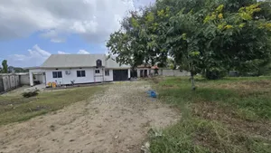 Kiwanja Kinauzwa Chuo Kikuu