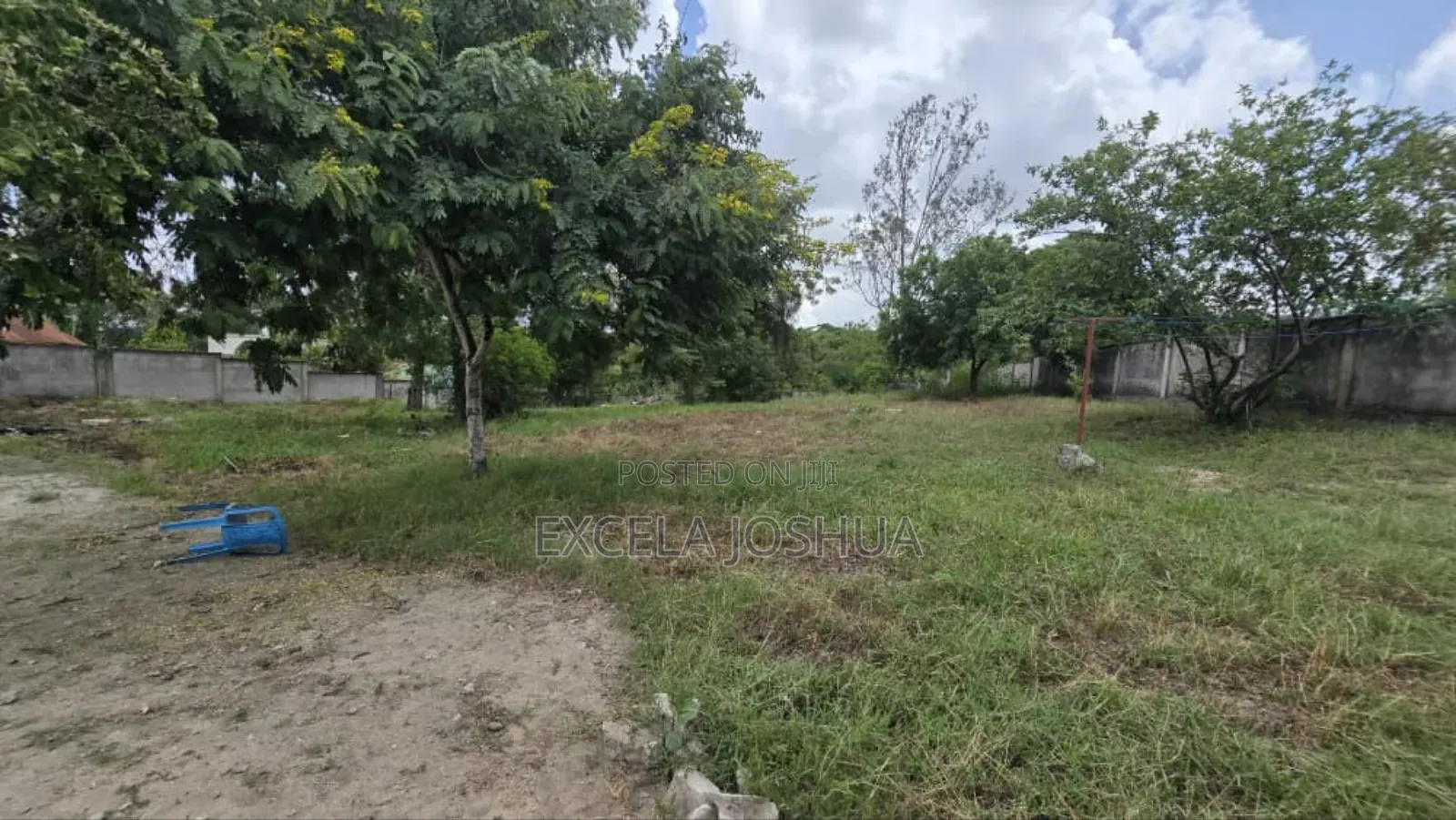 Kiwanja Kinauzwa Changanyikeni Nyuma Ya Chuo Kikuu Cha Dar-Es-Salaam
