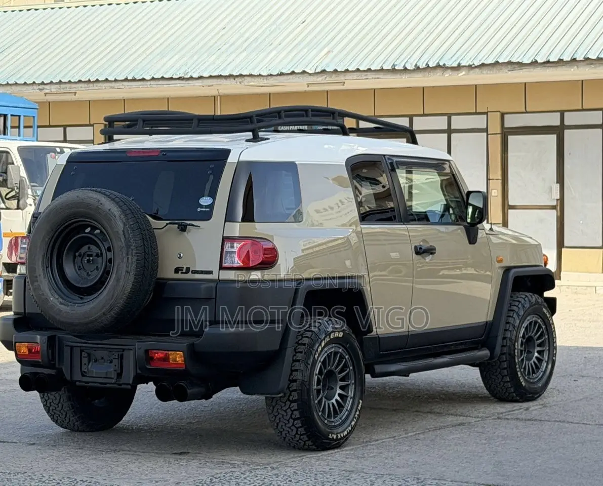 Toyota FJ Cruiser 2013 Beige