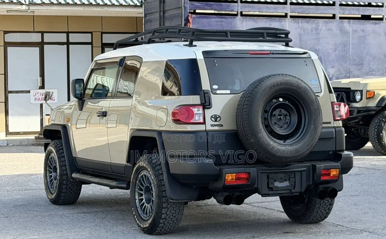 Toyota FJ Cruiser 2013 Beige