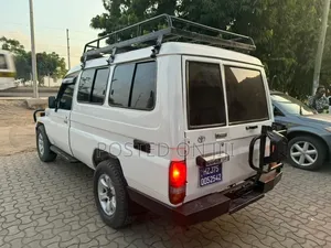 Toyota Land Cruiser 2005 White