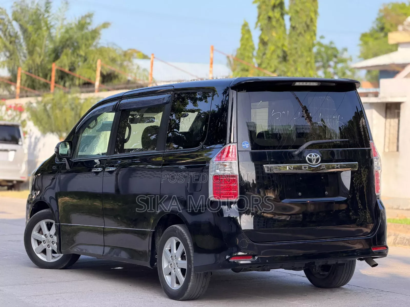 Toyota Noah 2.0 143hp AWD (7 Seater) 2008 Black
