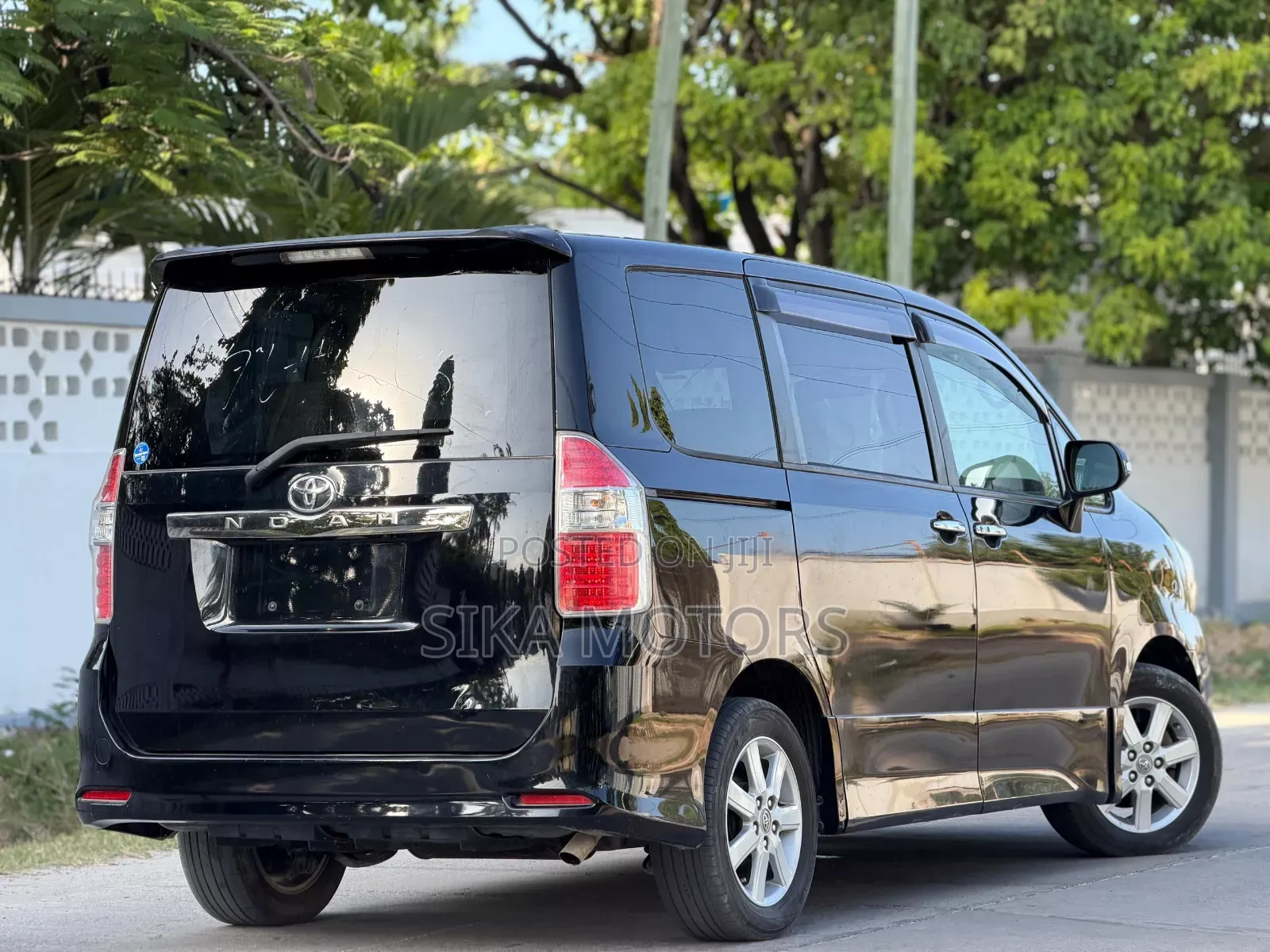 Toyota Noah 2.0 143hp AWD (7 Seater) 2008 Black