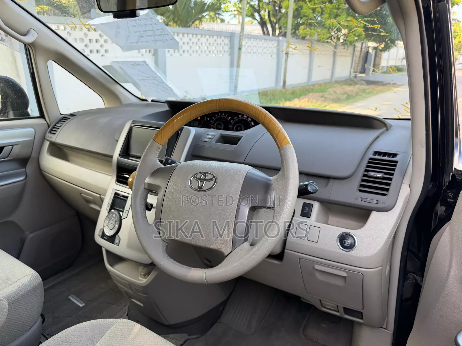 Toyota Noah 2.0 143hp AWD (7 Seater) 2008 Black