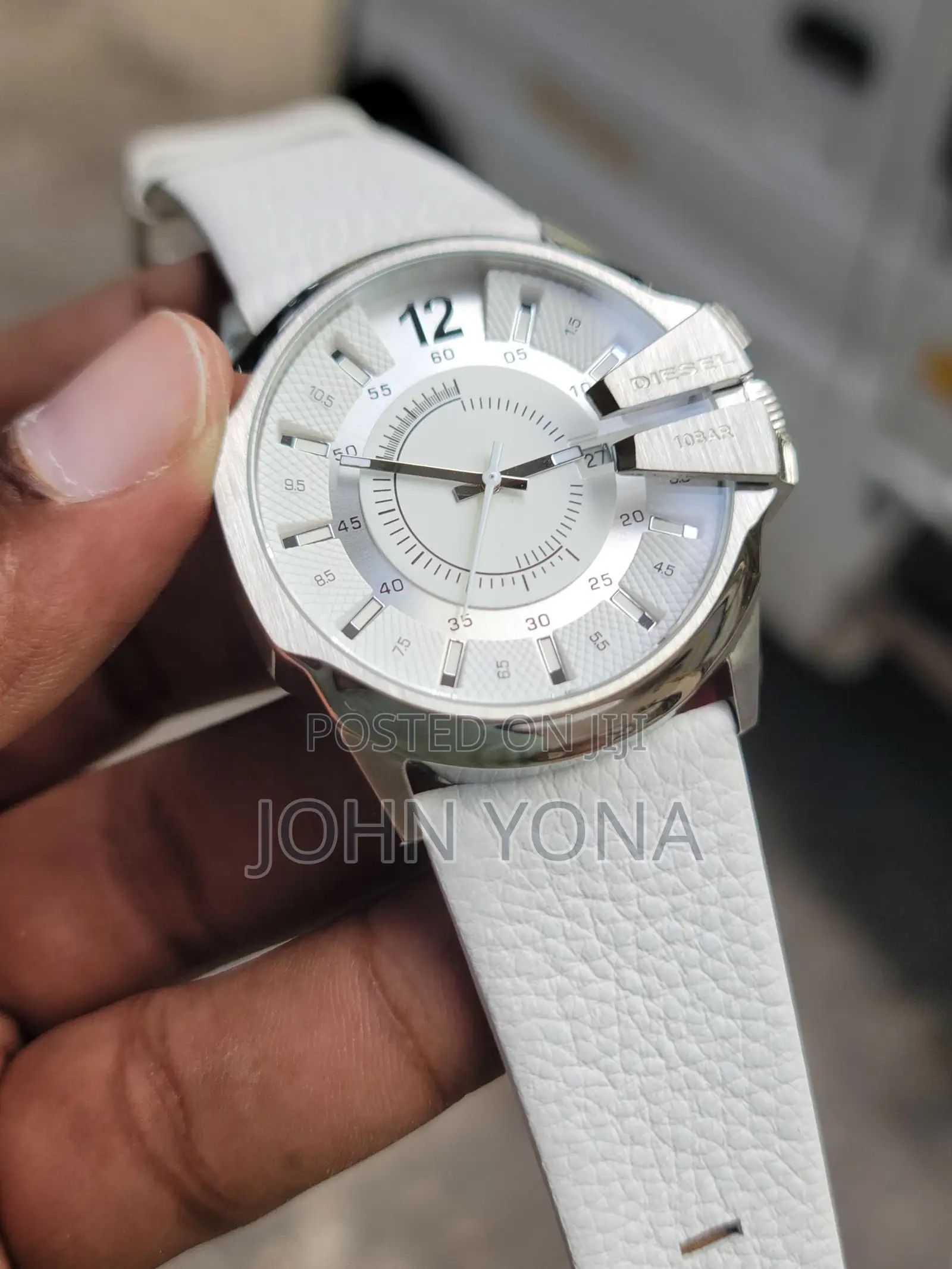 Diesel Dz1405 Master Chief Analog Watch With a White Dial