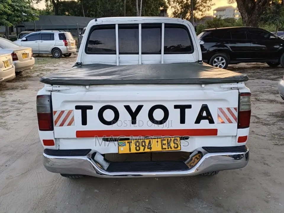 Toyota Hilux 1998 White